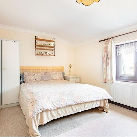 Spacious Room 2 Mins From Station Лондон Экстерьер фото